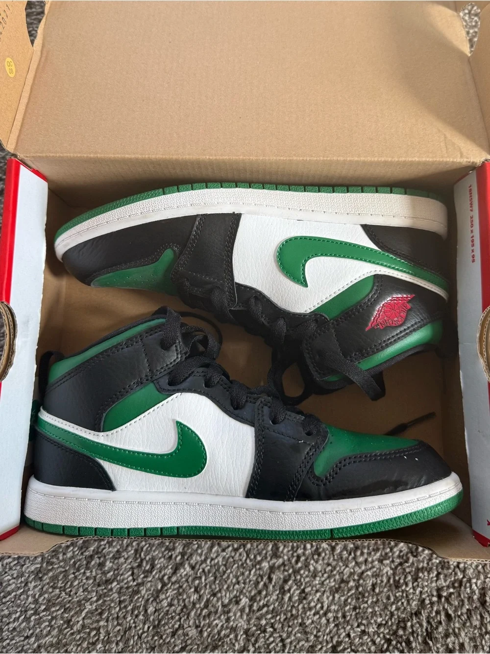 Jordan 1 Mids 3Y
